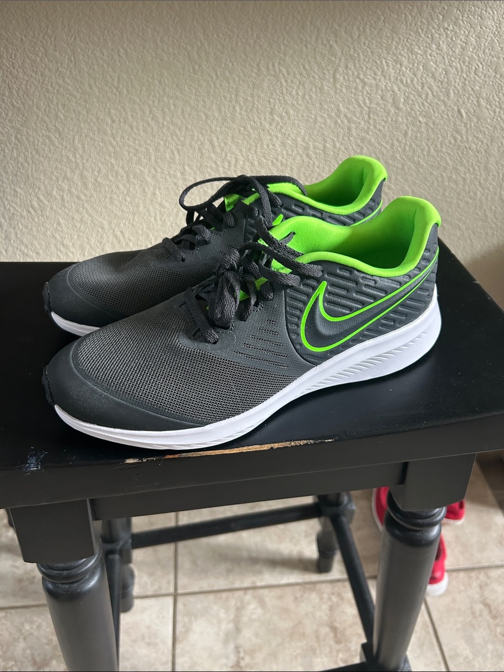 NWOT Nike Dark Gray and Neon Green Men's Running Sneakers Y7/W8